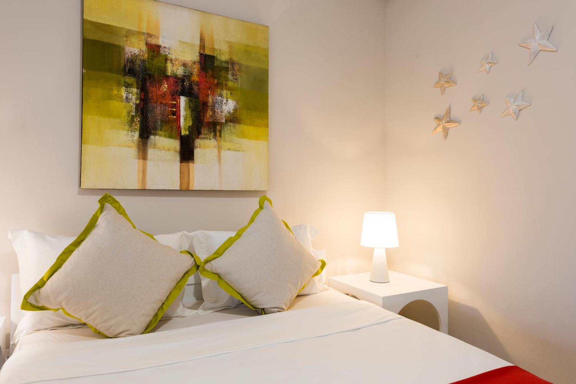Apartmán With Spacious Balcony Shared Pool Garden