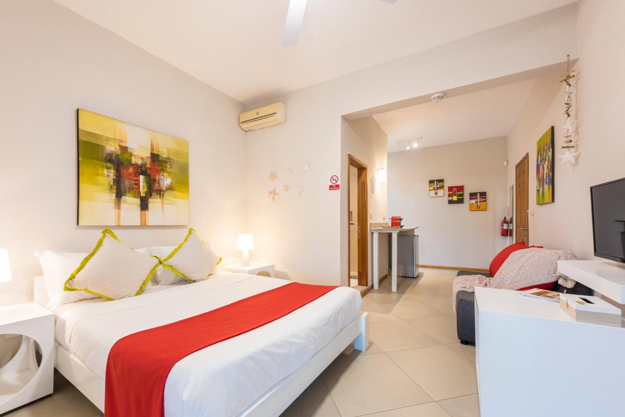 Apartment With Spacious Balcony Shared Pool Garden *