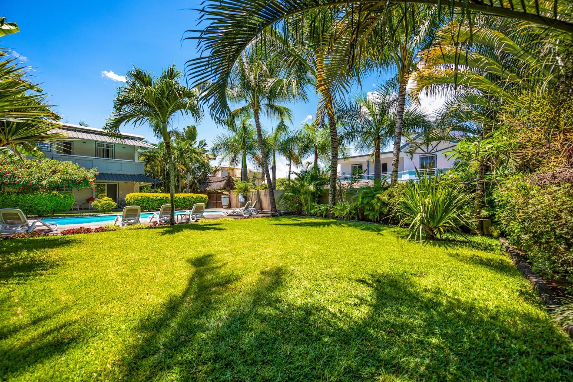 With Spacious Balcony Shared Pool Garden Apartment