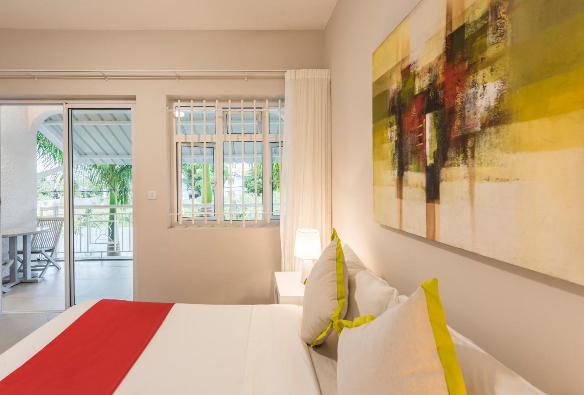 Apartment With Spacious Balcony Shared Pool Garden